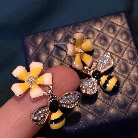 Whimsical Delight SS HoneyBee🐝Flower Drop Earrings Gold+Pavé Crystal Ear… - Picture 10 of 13